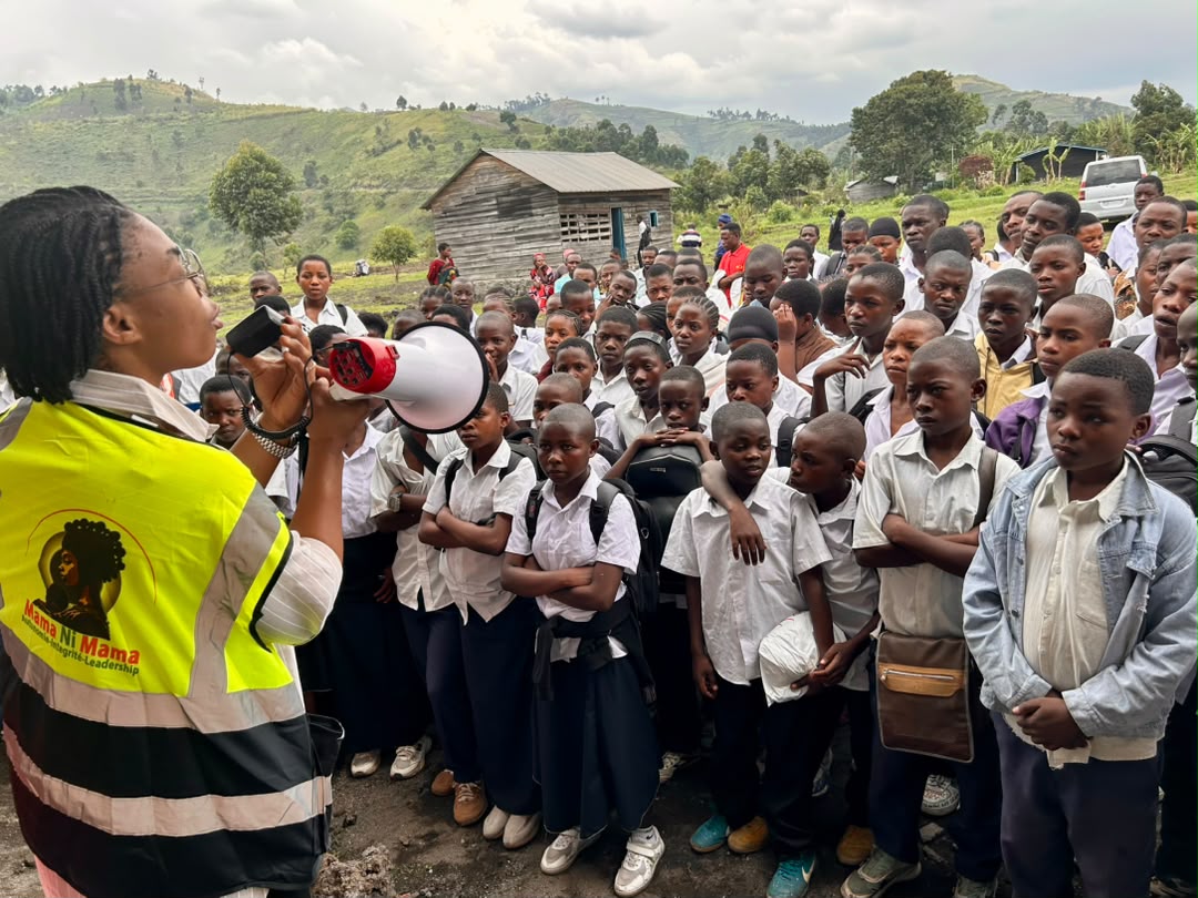 Journée internationale du lavage des mains : Mama Ni Mama sensibilise plus de 350 élèves à Kimoka sur l’hygiène des mains et la prévention de la maladie à virus Ebola